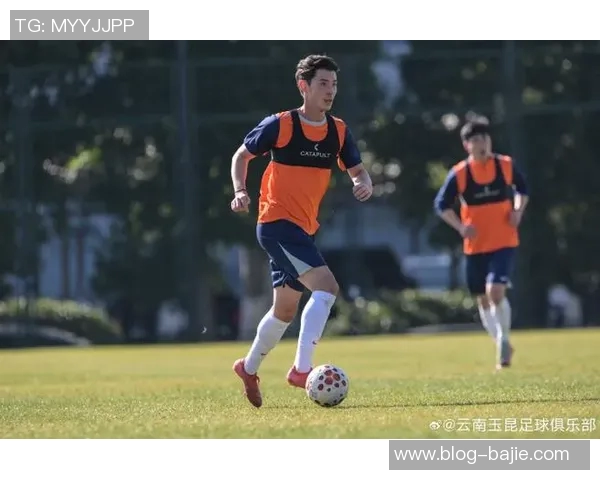 滇池湖畔武汉三镇一线队与B队2026赛季昆明冬训正式开启新征程